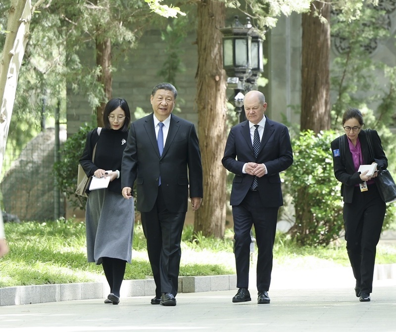 △4月16日，習(xí)近平主席在北京釣魚臺國賓館會見德國總理朔爾茨。這是習(xí)近平主席同朔爾茨總理一起散步。