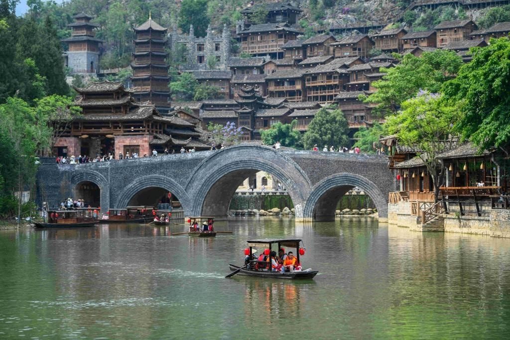 5月4日，游客乘船在貴州省黔西南布依族苗族自治州興義市峰林布依景區(qū)游覽。新華社發(fā)（劉朝富攝）