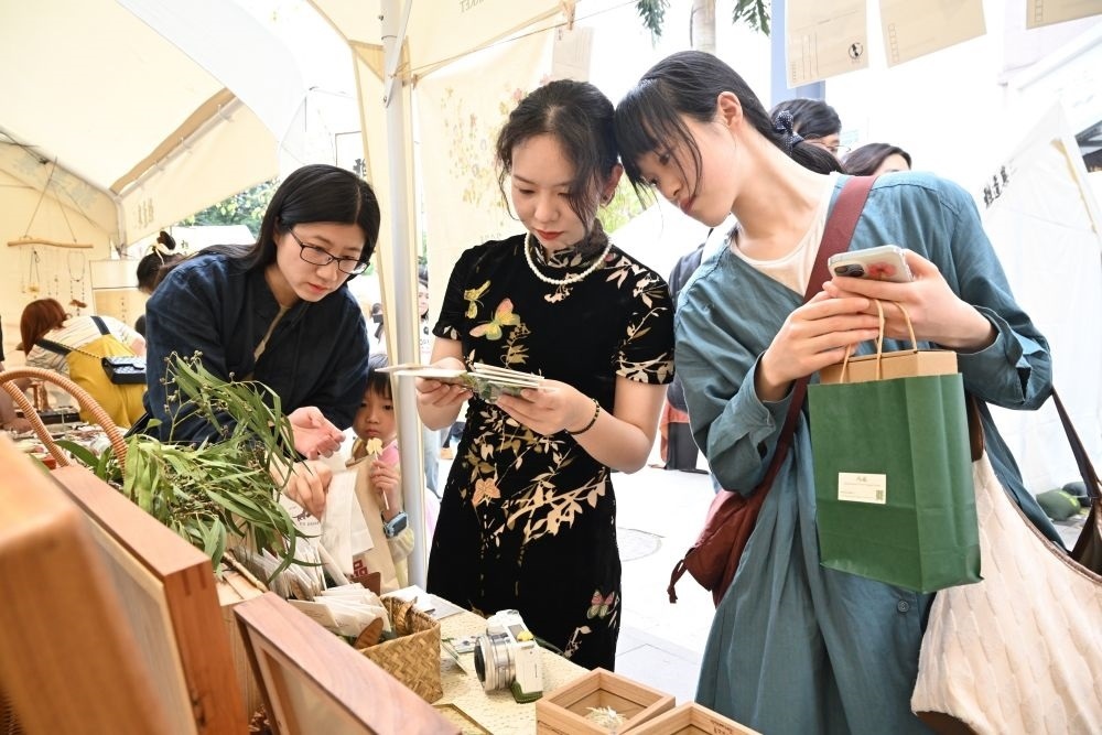 2024年5月2日，游人在福州雅道巷藝術(shù)市集上選購創(chuàng)意植物書簽。新華社記者 姜克紅 攝