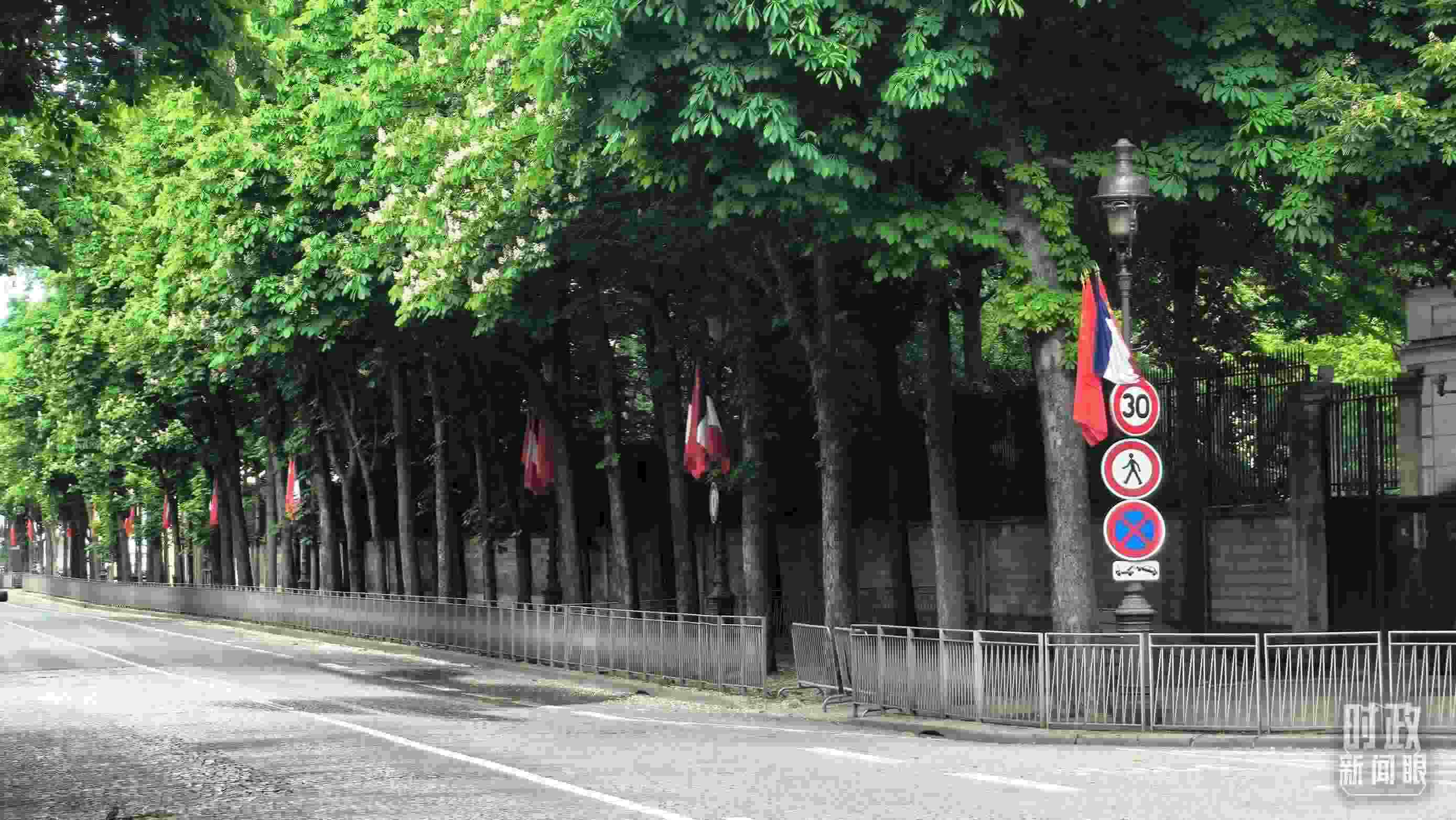 △巴黎道路兩側(cè)懸掛中法兩國國旗。（總臺央視記者鄂介甫拍攝）