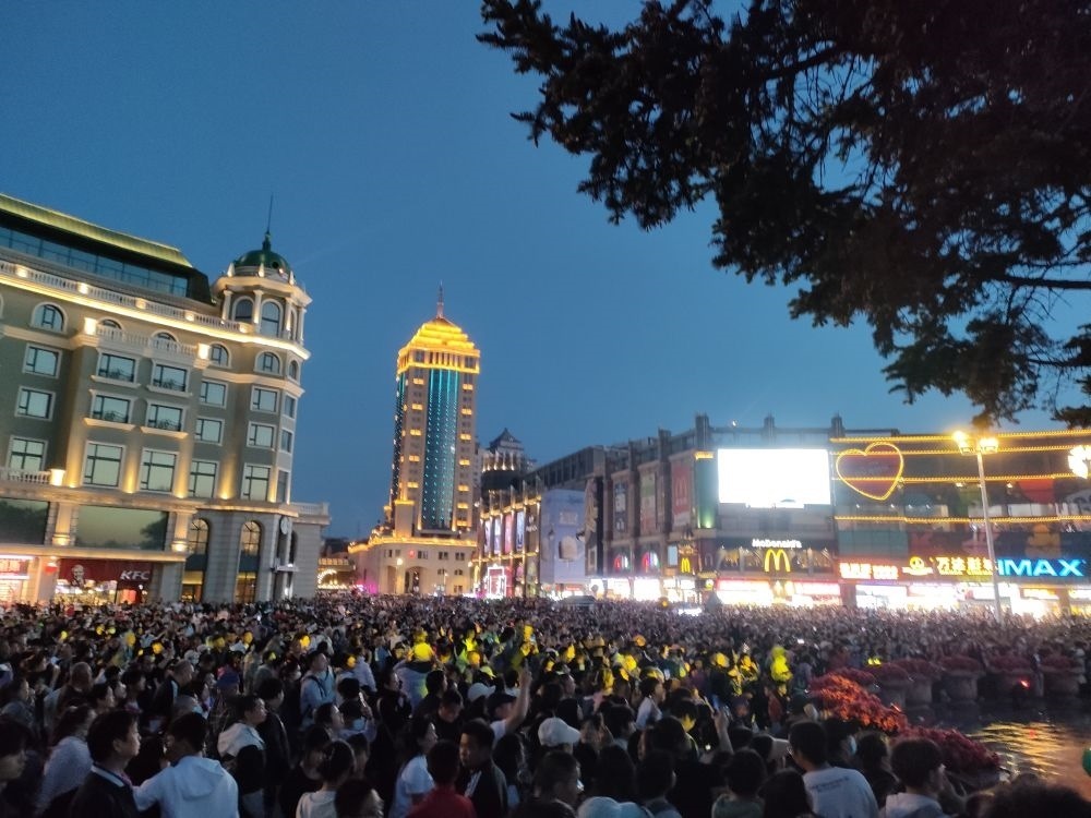 “五一”假期，哈爾濱松花江畔游人如織（2024年5月2日攝）。新華社記者 朱悅 攝