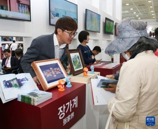 5月9日，在韓國首爾舉行的首爾國際旅游展上，參觀者在中國展區(qū)咨詢。新華社記者 姚琪琳 攝