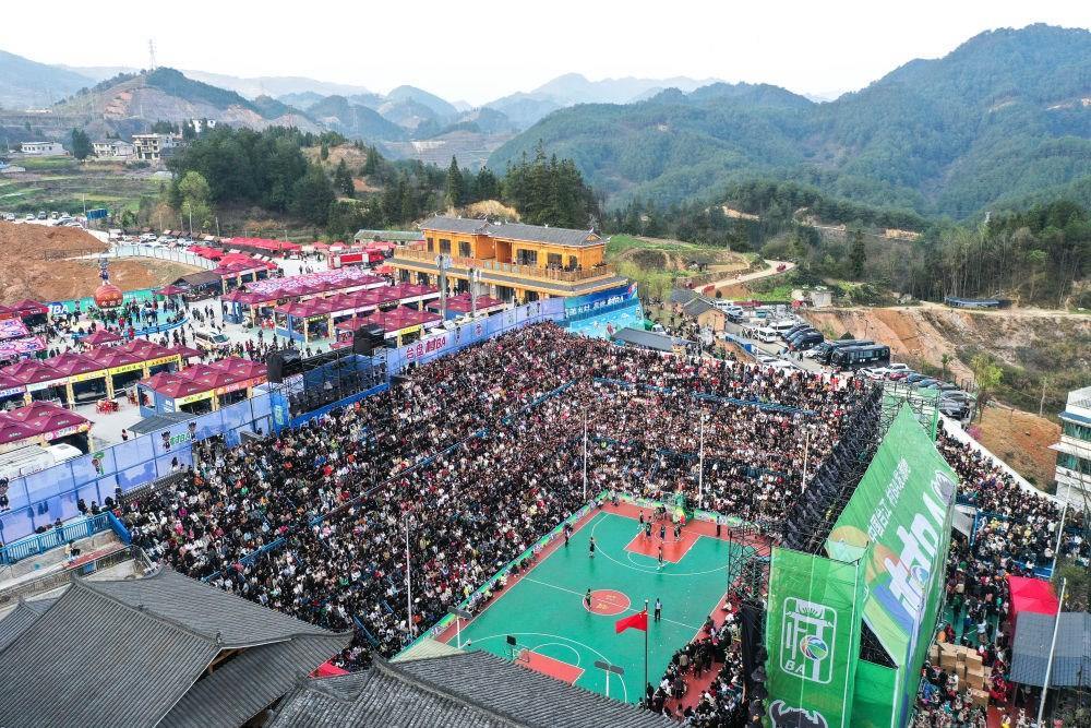 貴州省臺江縣舉辦的2024年“村BA”球王爭霸賽現(xiàn)場（2024年3月22日攝，無人機照片）。新華社記者 楊文斌 攝