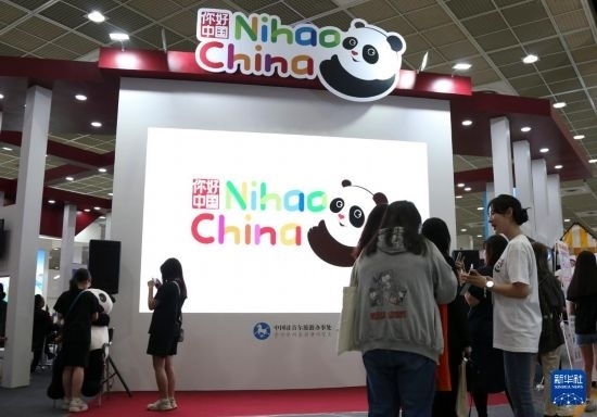 5月9日，在韓國首爾舉行的首爾國際旅游展上，參觀者在中國展區(qū)參加體驗(yàn)項(xiàng)目。新華社記者 姚琪琳 攝
