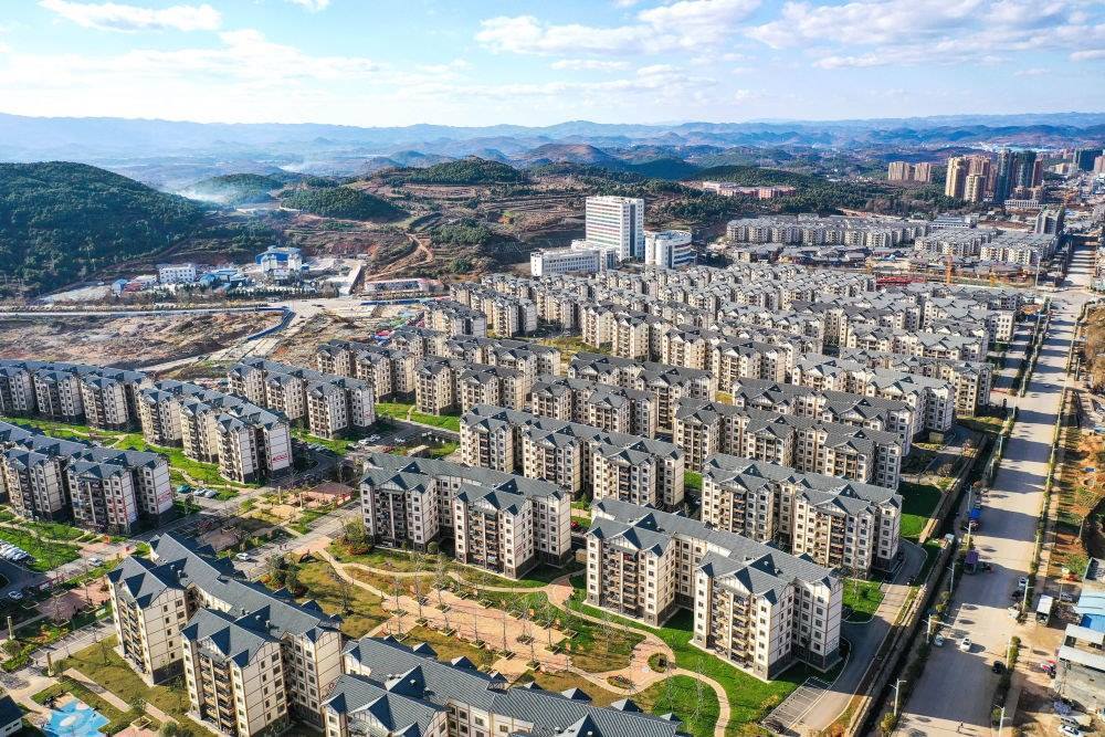 貴州省威寧縣五里崗街道朝陽新城易地扶貧搬遷安置小區(qū)（2021年11月28日攝，無人機照片）。新華社記者 楊文斌 攝