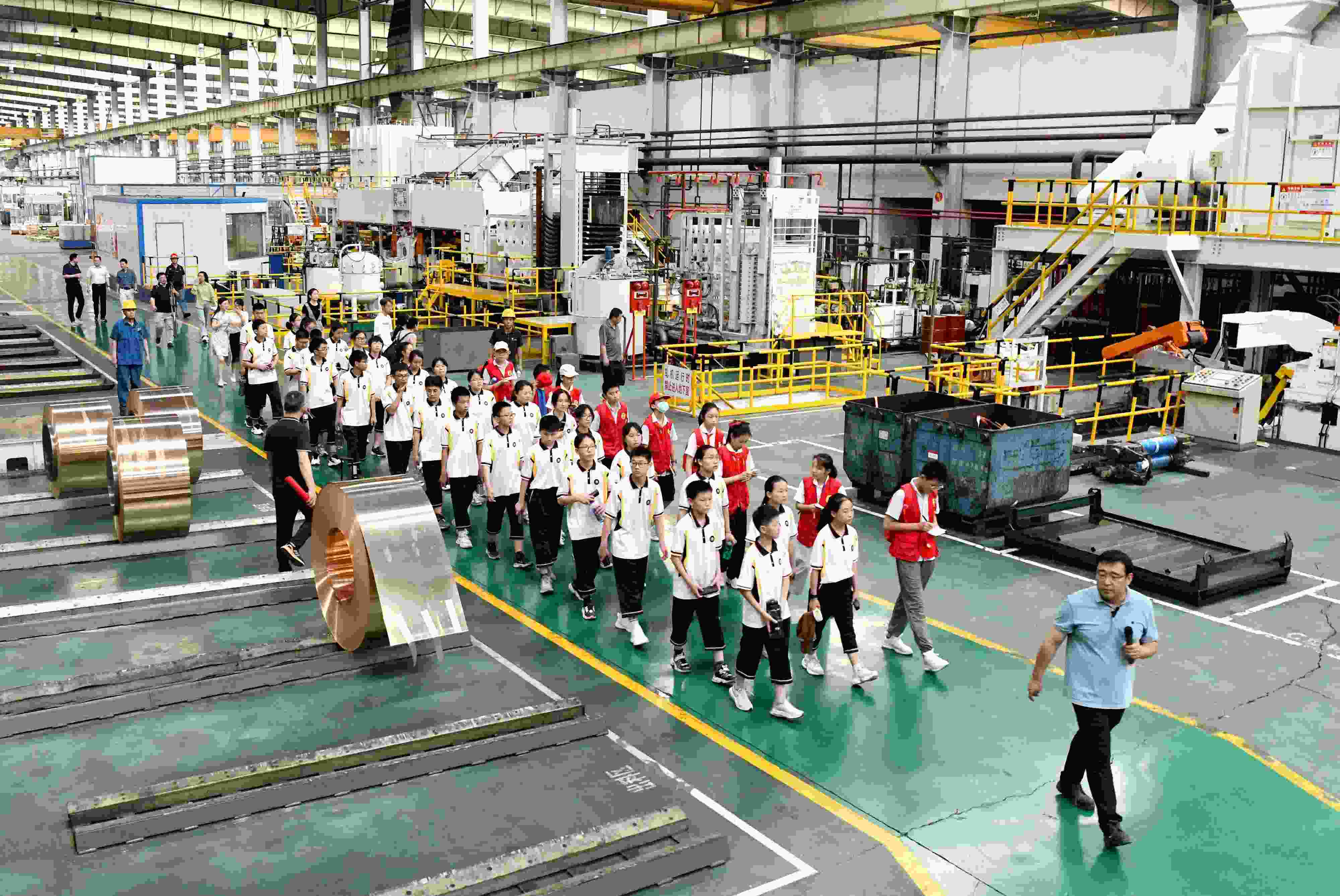 2023年6月9日，在安徽省銅陵一家公司的銅板帶制造車間，銅陵市第七中學(xué)學(xué)生在上“行走的思政課”。