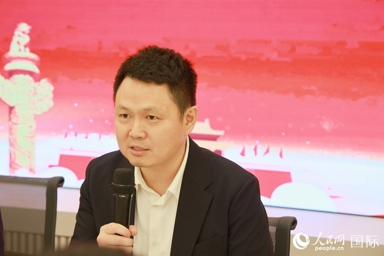 中國駐里約熱內(nèi)盧總領(lǐng)館副總領(lǐng)事王尉育在座談會(huì)上致辭。人民網(wǎng)記者 陳海琪攝