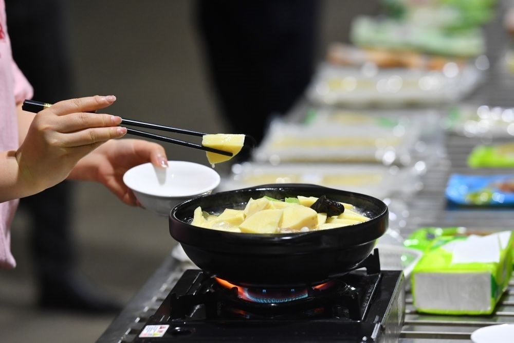 2024年5月9日，福建省三明市極野食品有限公司工作人員在試吃竹筍食品。新華社記者 姜克紅 攝