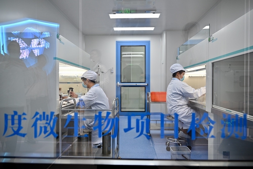 2024年5月8日，福建長富乳品有限公司工作人員在對乳品進(jìn)行微生物項目檢測。新華社記者 姜克紅 攝