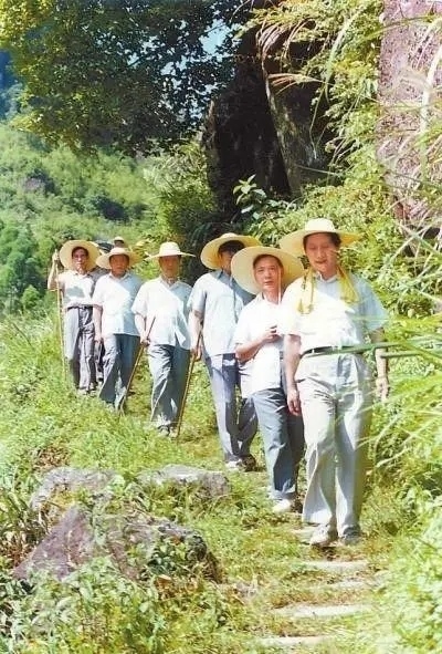 1989年7月，習(xí)近平在壽寧縣山村。