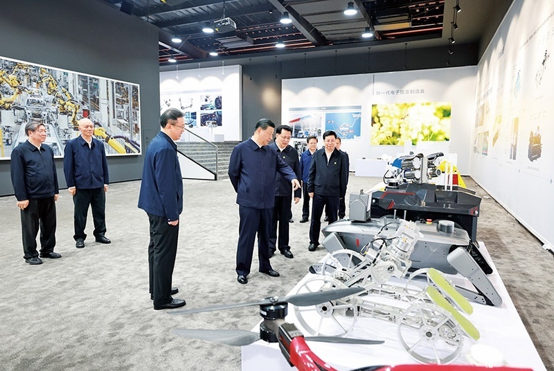 2024年4月22日至24日，中共中央總書記、國家主席、中央軍委主席習(xí)近平在重慶考察。這是22日下午，習(xí)近平參觀重慶科技創(chuàng)新和產(chǎn)業(yè)發(fā)展成果展示。 新華社記者 王曄/攝