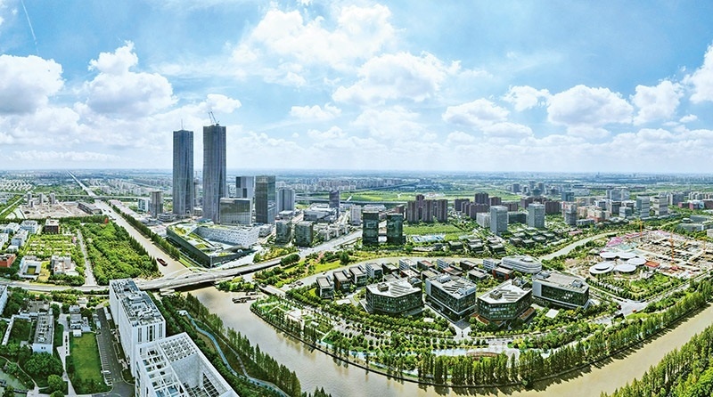 建立全國(guó)第一個(gè)國(guó)際貿(mào)易“單一窗口”，開(kāi)設(shè)全國(guó)第一批自由貿(mào)易賬戶，設(shè)立全國(guó)第一家外商獨(dú)資醫(yī)院、第一家外商獨(dú)資公募基金公司、第一家外商獨(dú)資汽車制造企業(yè)……中國(guó)（上海）自由貿(mào)易試驗(yàn)區(qū)掛牌以來(lái)，誕生了若干個(gè)“全國(guó)第一”，在制造業(yè)、金融業(yè)等數(shù)十個(gè)開(kāi)放領(lǐng)域，實(shí)現(xiàn)一批全國(guó)首創(chuàng)項(xiàng)目落地。圖為上海自貿(mào)區(qū)張江片區(qū)（2023年9月10日攝，無(wú)人機(jī)照片）。 新華社記者 方喆/攝
