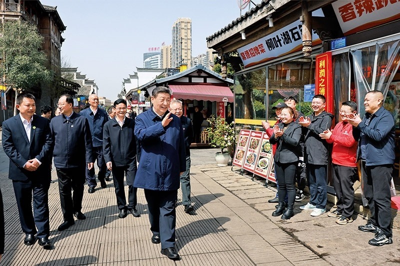 2024年3月18日至21日，中共中央總書記、國家主席、中央軍委主席習(xí)近平在湖南考察。這是19日上午，習(xí)近平在常德河街考察時，同店主和游客親切交流。 新華社記者 王曄/攝