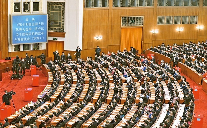 2023年3月10日，十四屆全國(guó)人大一次會(huì)議在北京人民大會(huì)堂舉行第三次全體會(huì)議，表決通過(guò)了關(guān)于國(guó)務(wù)院機(jī)構(gòu)改革方案的決定。圖為會(huì)議現(xiàn)場(chǎng)。 新華社記者 岳月偉/攝
