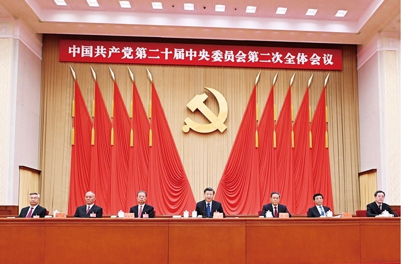 中國共產(chǎn)黨第二十屆中央委員會第二次全體會議，于2023年2月26日至28日在北京舉行。這是習(xí)近平、李強、趙樂際、王滬寧、蔡奇、丁薛祥、李希等在主席臺上。 新華社記者 謝環(huán)馳/攝