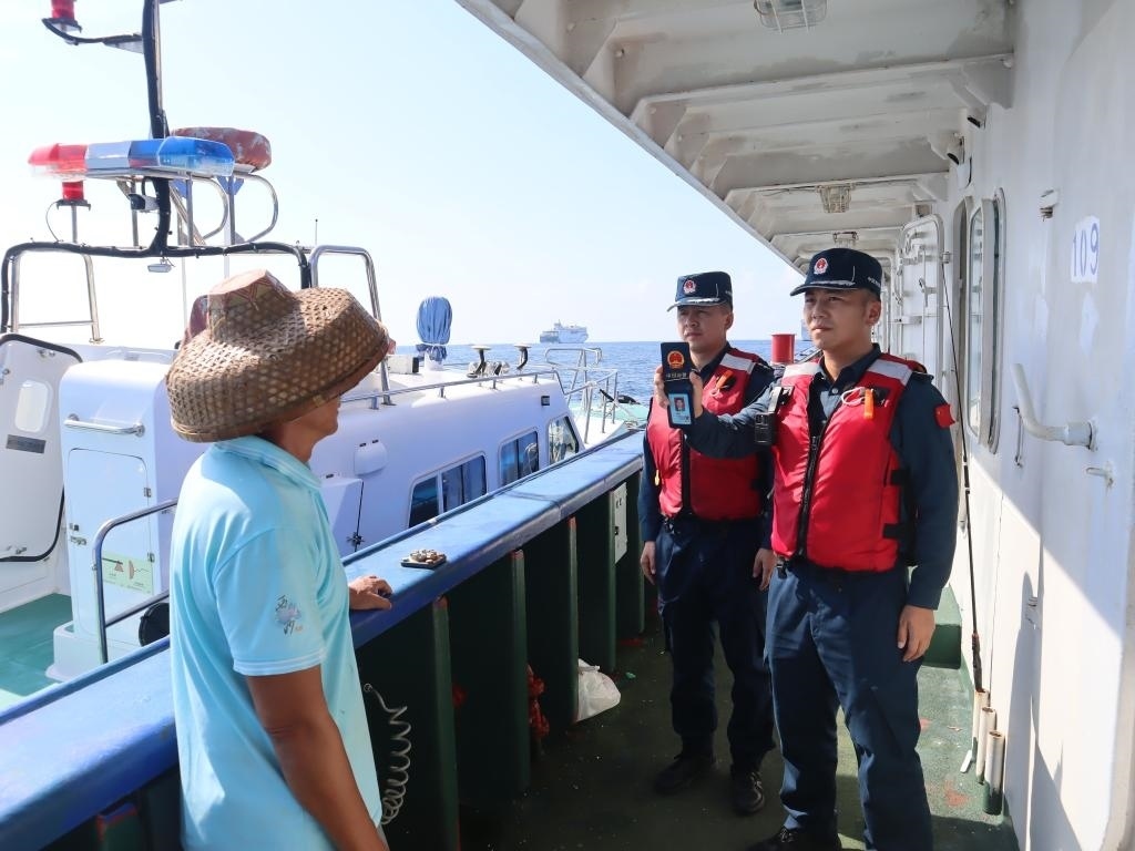 圖為5月12日海警執(zhí)法員登臨檢查漁船。（中國海警局南海分局供圖）