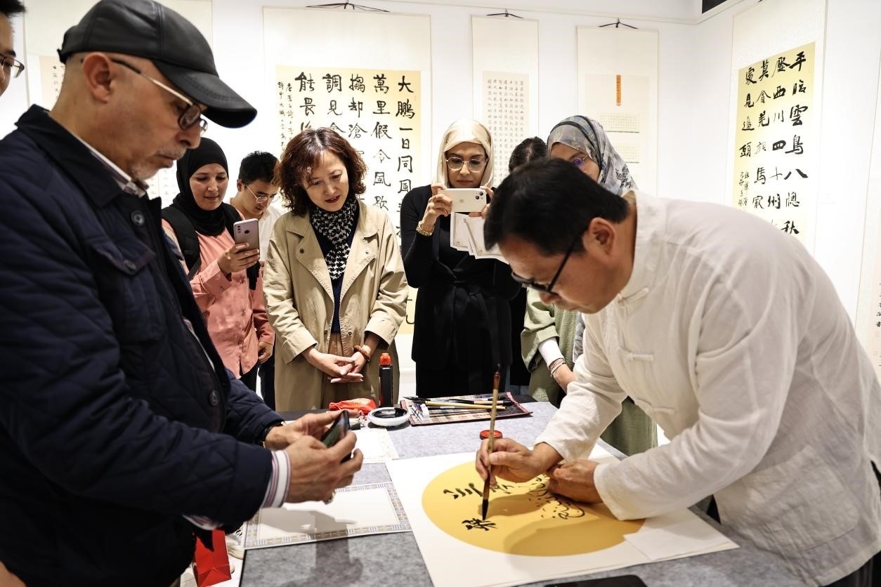 中摩書法老師在共同創(chuàng)作。拉巴特中國文化中心供圖