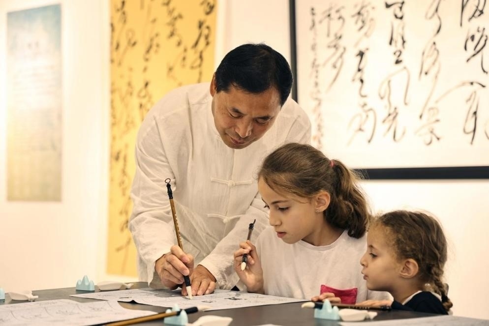 中國書法老師帶領(lǐng)現(xiàn)場觀眾體驗(yàn)書法。拉巴特中國文化中心供圖