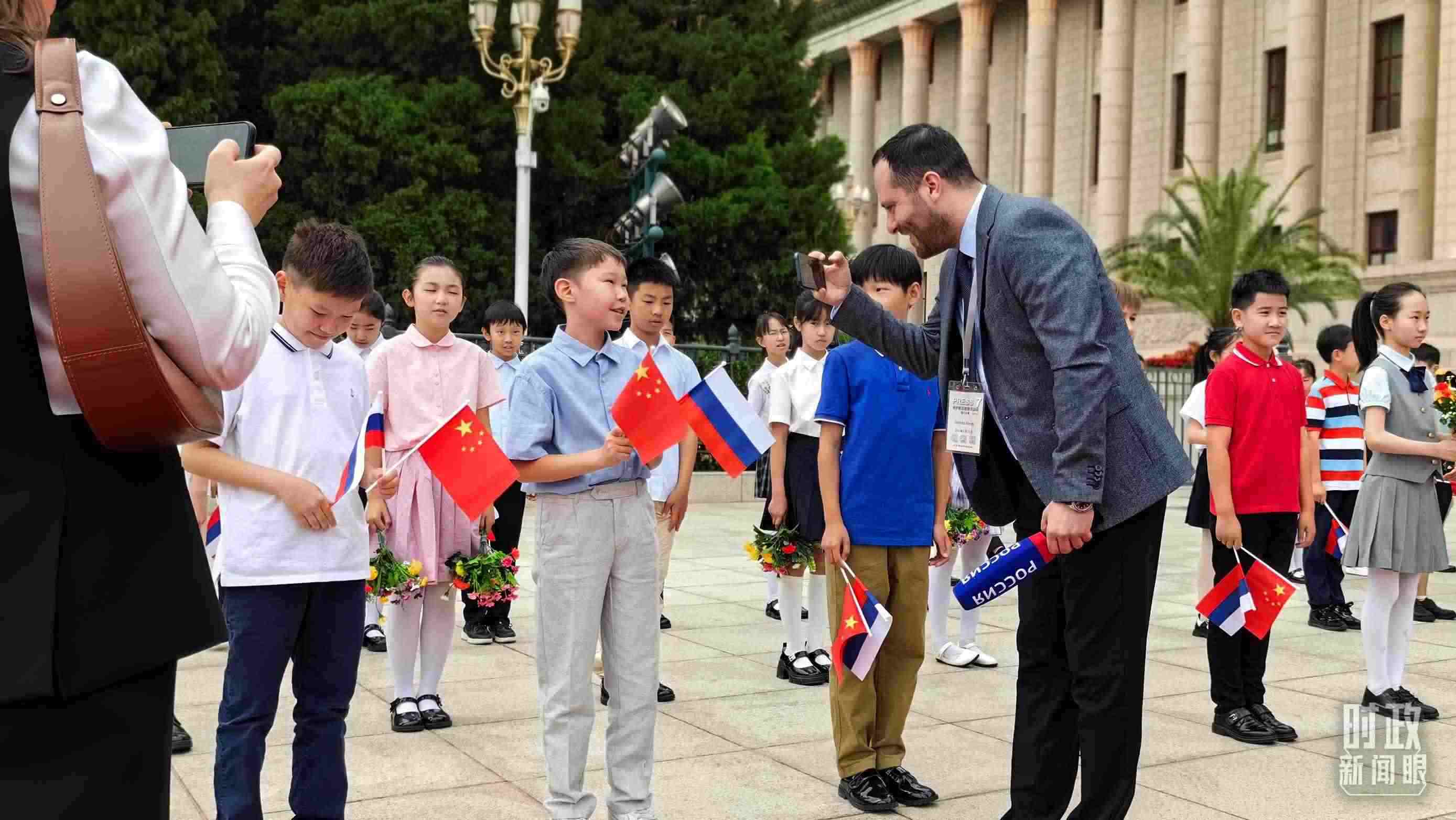△歡迎儀式現(xiàn)場的中俄少年兒童。（總臺央視記者王子杭、段德文拍攝）