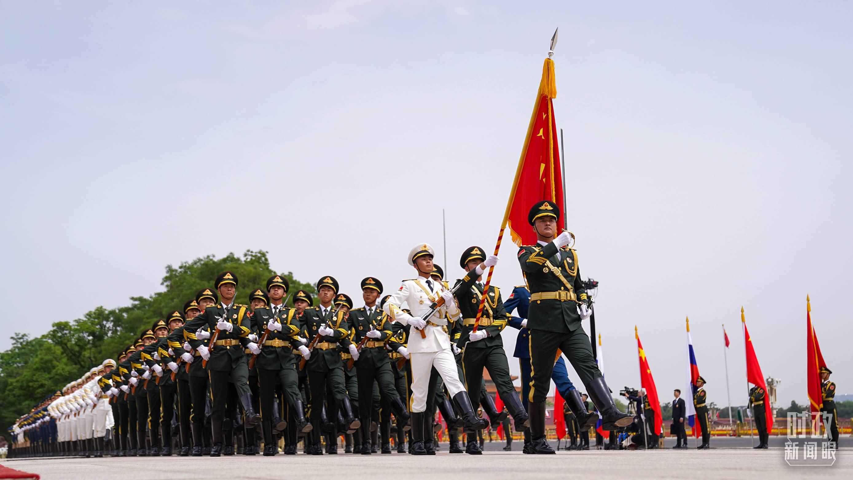 △歡迎儀式現(xiàn)場的中國人民解放軍儀仗隊。（總臺國廣記者李晉拍攝）