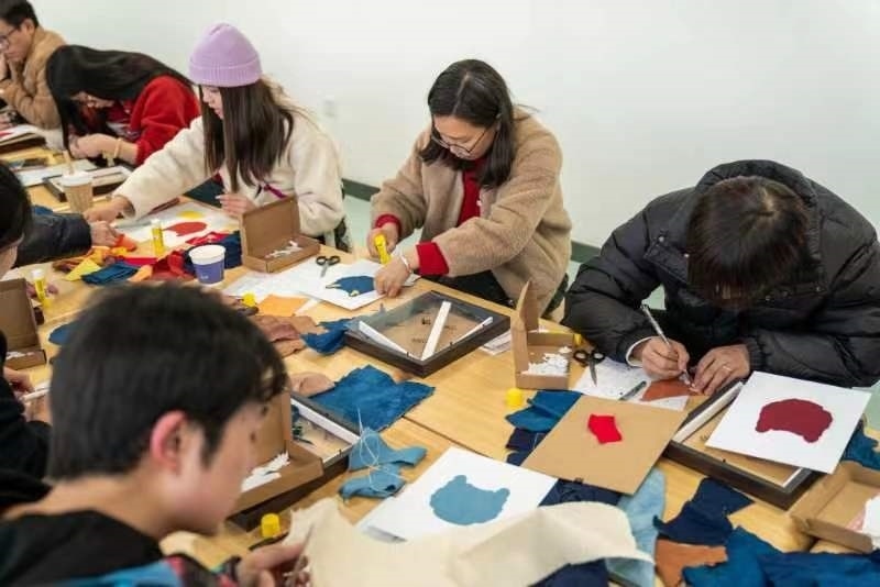 2024年2月，群眾在貴州省民族博物館老師帶領(lǐng)下開展拼布、拓印等非遺手工體驗(yàn)活動。受訪者供圖