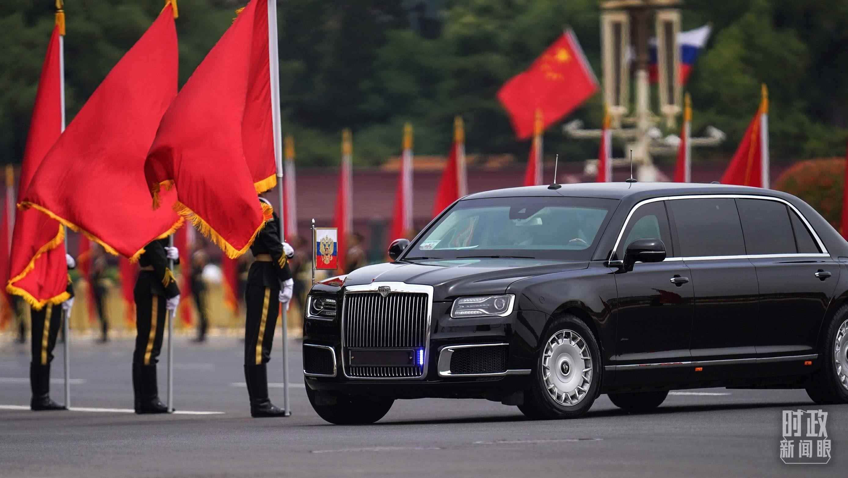 △普京總統(tǒng)乘車抵達歡迎儀式現(xiàn)場。（總臺國廣記者李晉拍攝）