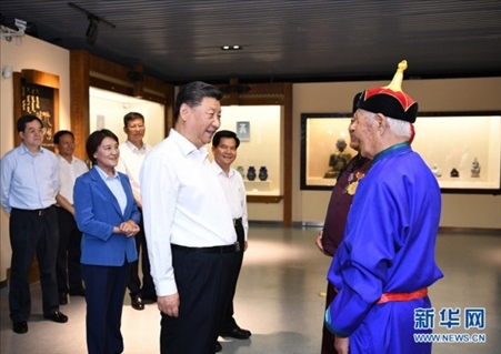 2019年7月15日，習(xí)近平總書記在赤峰博物館同古典民族史詩《格薩（斯）爾》非物質(zhì)文化遺產(chǎn)傳承人親切交談。