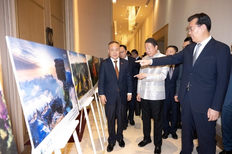 貴州省長李炳軍（右一）向泰方介紹貴州旅游資源。泰國中華總商會供圖