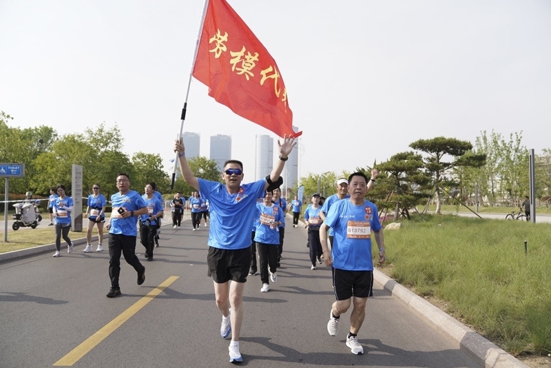 勞模工匠、產(chǎn)業(yè)工人、新就業(yè)形態(tài)勞動者等群體引領(lǐng)特色方陣領(lǐng)先跑