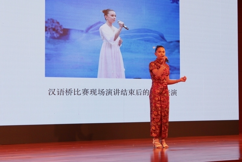 4、美國的中文愛好者譚木蘭在現(xiàn)場演唱歌曲《揮著翅膀的女孩》。 伊莎貝爾·羅德里格斯攝