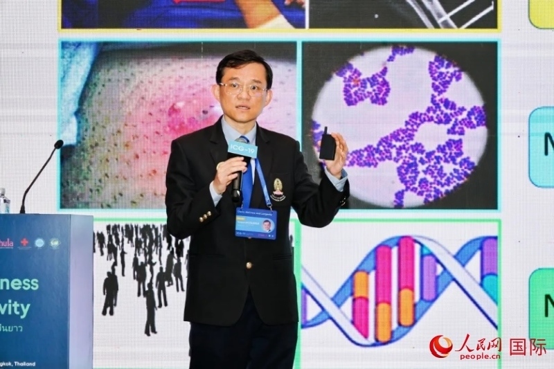 中國科學(xué)院院士、華大集團(tuán)聯(lián)合創(chuàng)始人楊煥明發(fā)表主旨演講（人民網(wǎng)記者白元琪攝） 朱拉隆功大學(xué)醫(yī)學(xué)院副院長沃拉蘇克·肖特勒蘇克發(fā)表主旨演講（舉辦方供圖）
