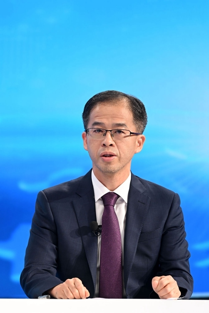 商務部政研室副主任丁維順在“中國經(jīng)濟圓桌會”錄制現(xiàn)場交流發(fā)言。新華社記者 金良快 攝