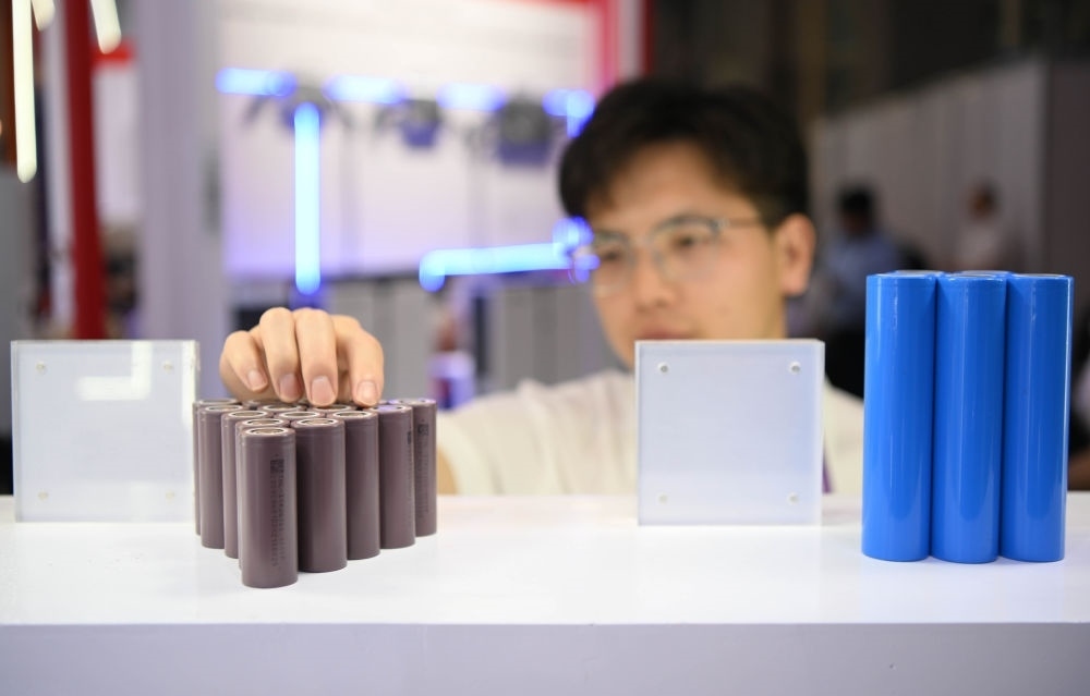 這是一家企業(yè)在第135屆廣交會上展出的鋰電池產(chǎn)品（2024年4月15日攝）。新華社記者 鄧華 攝