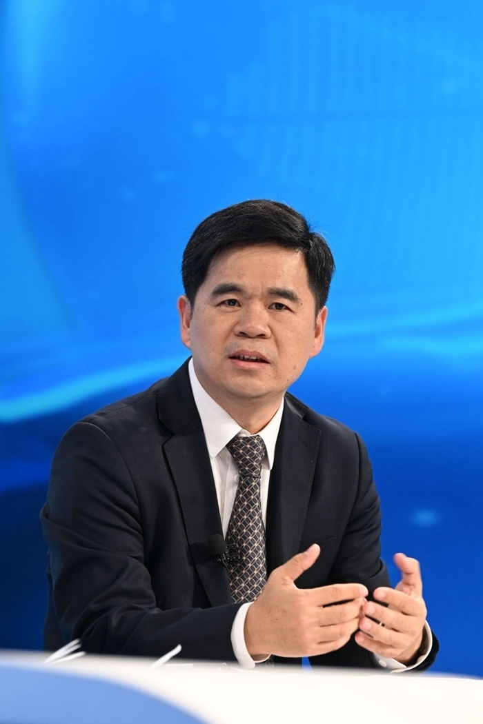 工業(yè)和信息化部運行監(jiān)測協(xié)調局副局長何海林在“中國經(jīng)濟圓桌會”錄制現(xiàn)場交流發(fā)言。新華社記者 金良快 攝