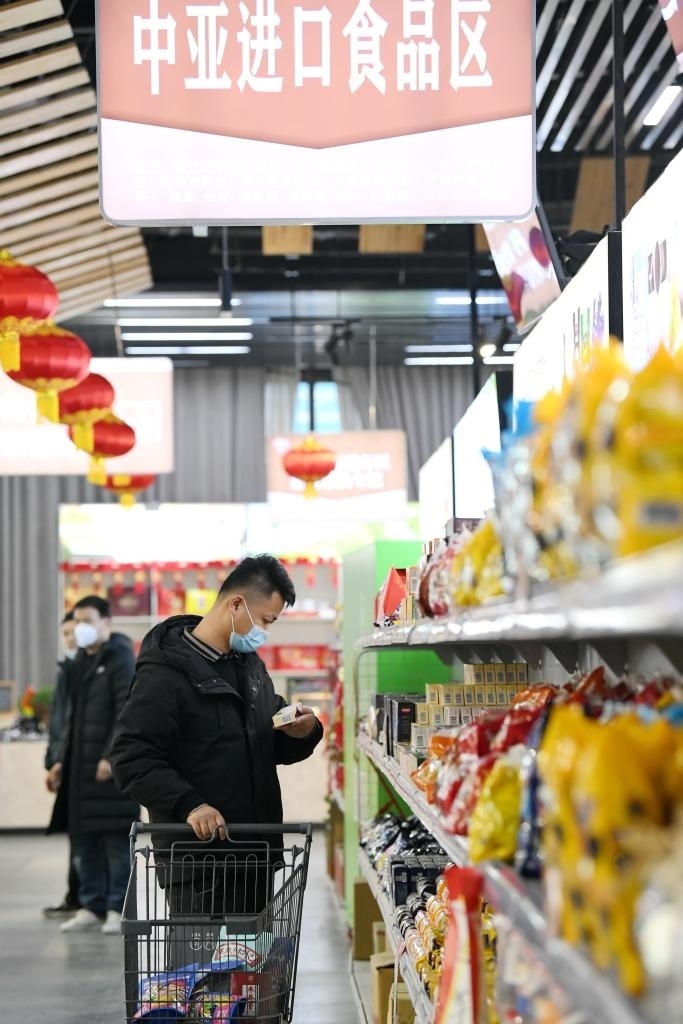 在位于西安浐灞國際港的愛菊健康生活體驗館，消費者挑選中亞進口食品。新華社記者李一博 攝