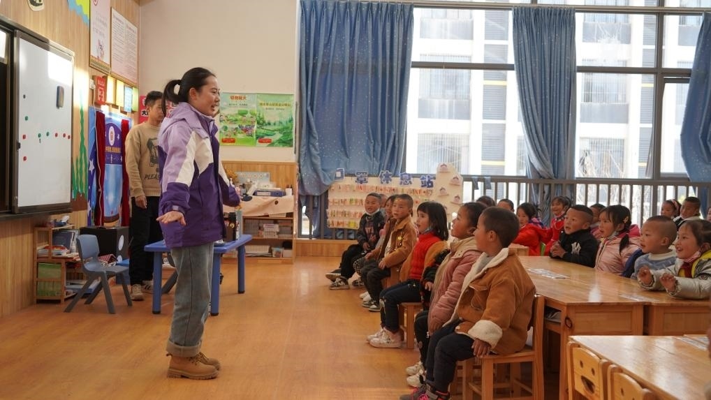  孩子們?cè)谡延X縣易地扶貧搬遷縣城集中安置點(diǎn)沐恩邸社區(qū)幼兒園上課。新華社記者 尹恒 攝