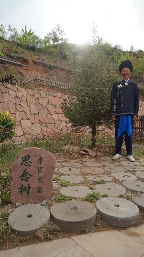 吉地爾子站在“思念樹”前。新華社記者 尹恒 攝