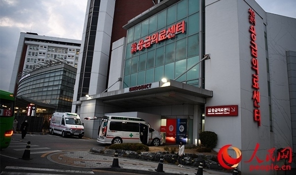 首爾大學(xué)醫(yī)院急診室外，救護(hù)車準(zhǔn)備出發(fā)。 人民網(wǎng) 李帆攝
