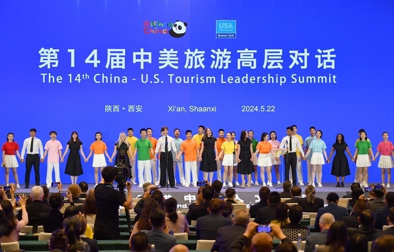 2024年5月22日，中美兩國學(xué)生在第14屆中美旅游高層對話開幕式上合唱。