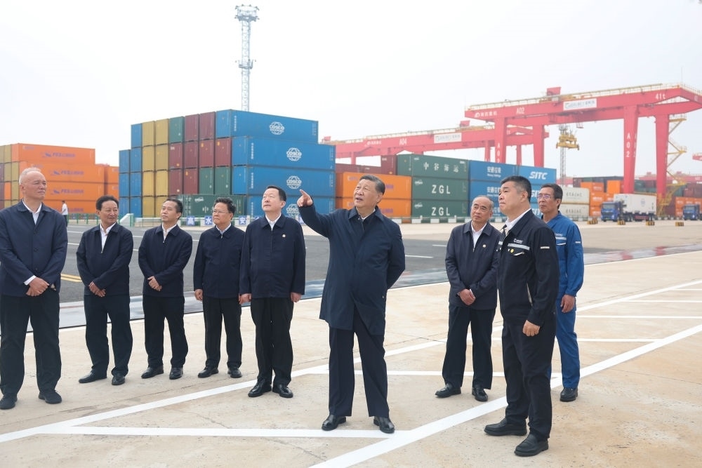 5月22日下午，習(xí)近平總書記在山東省日照市考察調(diào)研。他來到日照港，了解當(dāng)?shù)赝七M(jìn)港口智慧化綠色化建設(shè)、擴(kuò)大對外開放等情況。