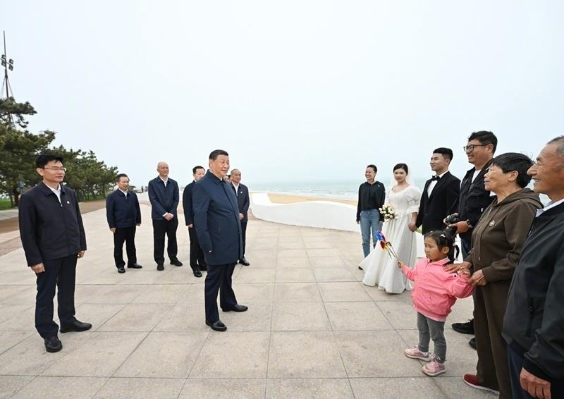 5月22日，在山東日照考察調(diào)研的習(xí)近平總書記來到陽光海岸綠道，同市民游客親切交流。
