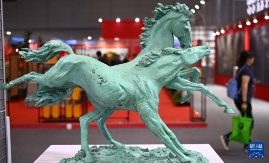 5月24日在第二十屆中國（深圳）國際文化產(chǎn)業(yè)博覽交易會俄羅斯美術(shù)協(xié)會展臺拍攝的馬雕塑作品。新華社記者 鄧華 攝