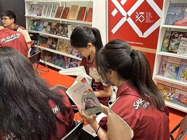 馬來西亞讀者在中國聯(lián)合展臺翻閱中國書籍。 中國圖書進出口（集團）有限公司供圖