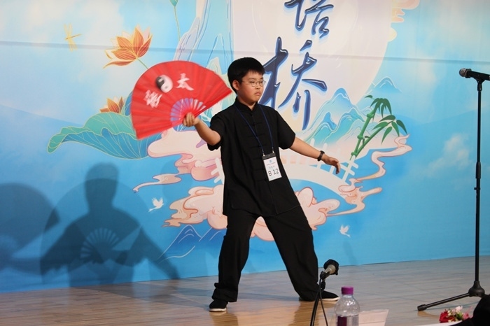 參賽選手在比賽中進(jìn)行中華才藝展示。