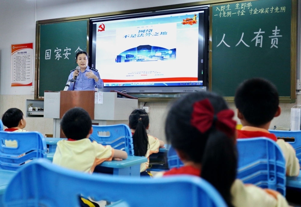 2023年4月14日，在廣東省鶴山市沙坪街道第七小學(xué)，民警向?qū)W生們講解國(guó)家安全知識(shí)。新華社發(fā)（黃繼明 攝）