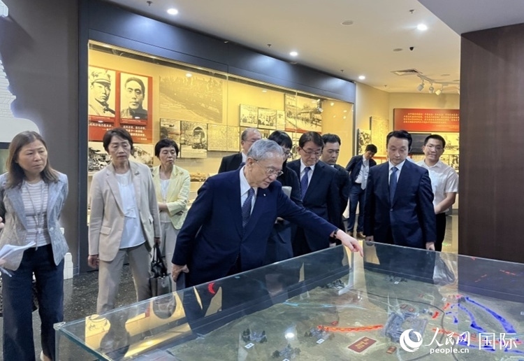 創(chuàng)價學會會長原田稔（中）與青年代表團成員訪問中國人民抗日戰(zhàn)爭紀念館。人民網記者 陳思攝