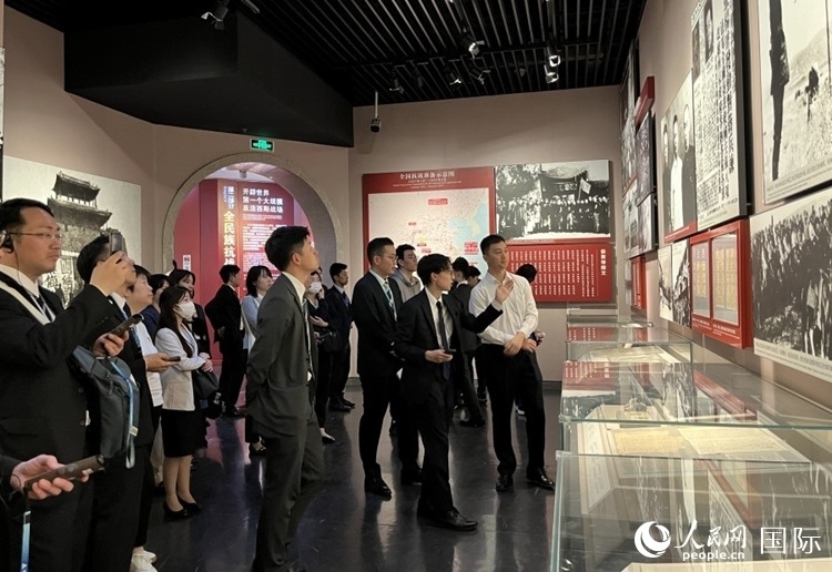 創(chuàng)價學會青年代表團成員在中國人民抗日戰(zhàn)爭紀念館參觀。人民網記者 陳思攝