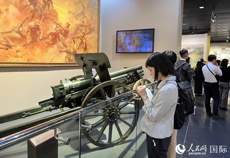 創(chuàng)價學會青年代表團成員在中國人民抗日戰(zhàn)爭紀念館參觀。人民網記者 陳思攝