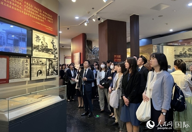 創(chuàng)價學會青年代表團成員在中國人民抗日戰(zhàn)爭紀念館參觀。人民網記者 陳思攝
