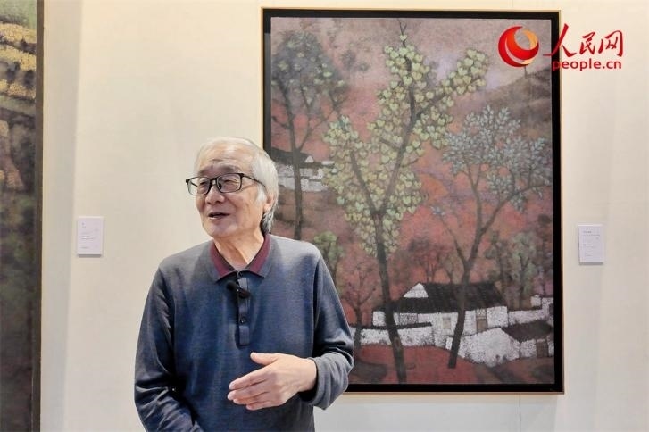 中央文史研究館書畫院院部委員、清華大學(xué)吳冠中藝術(shù)研究中心副主任王秦生正在接受人民網(wǎng)的采訪。人民網(wǎng)記者 劉微攝